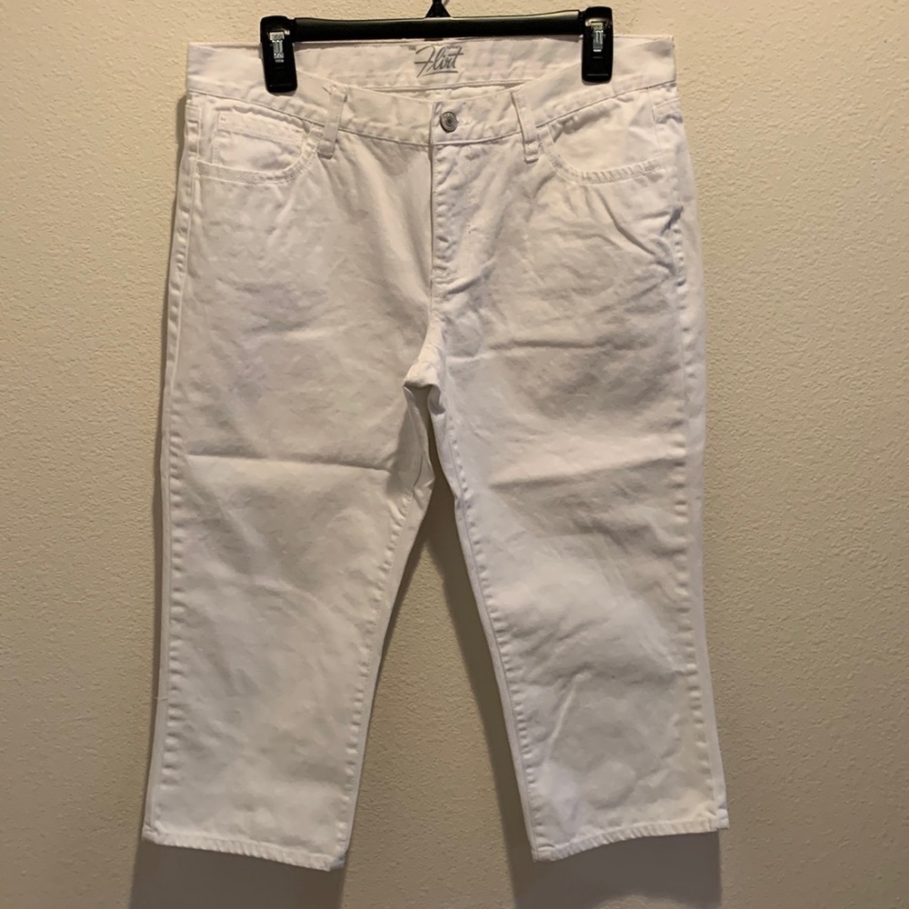 Old Navy Capri in White Size 12. Style: The Flirt.​​​​​​​​​​​​​​​​​​​​​